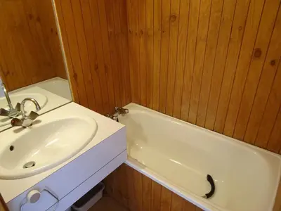 Salle de bains dans l'établissement Studio cabine 3 pers au cœur de Vallandry avec animaux admis - FR-1-411-177