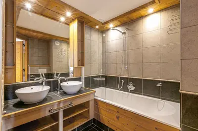 Salle de bains dans l'établissement Résidence Le Lys Martagon