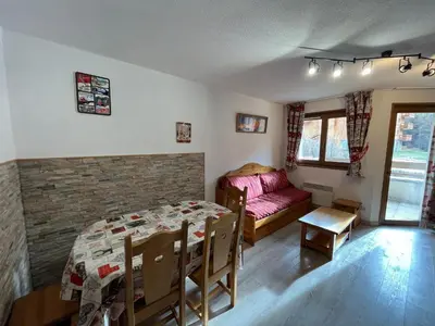 Coin salon dans l'établissement Appartement spacieux 6 pers au pied des pistes avec terrasse et Wi-Fi, parking inclus - FR-1-508-223