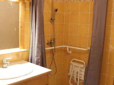 Salle de bains dans l'établissement Appartement spacieux 6 pers au pied des pistes avec terrasse et Wi-Fi, parking inclus - FR-1-508-223