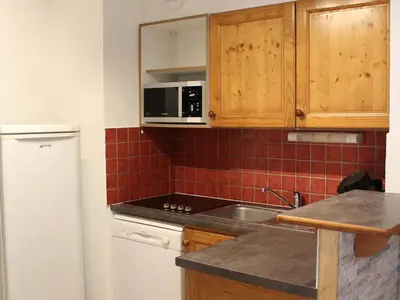 Cuisine ou kitchenette dans l'établissement Appartement spacieux 6 pers au pied des pistes avec terrasse et Wi-Fi, parking inclus - FR-1-508-223