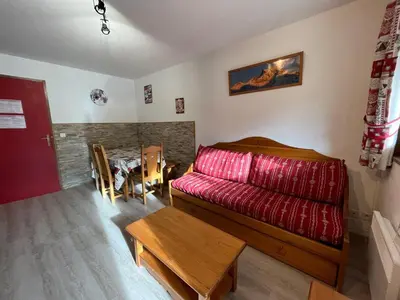 Coin salon dans l'établissement Appartement spacieux 6 pers au pied des pistes avec terrasse et Wi-Fi, parking inclus - FR-1-508-223