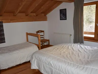 Un ou plusieurs lits dans un hébergement de l'établissement Chalet spacieux près de la forêt avec parking privé - FR-1-464-176