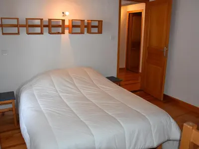 Un ou plusieurs lits dans un hébergement de l'établissement Chalet spacieux près de la forêt avec parking privé - FR-1-464-176