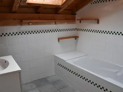 Salle de bains dans l'établissement Chalet spacieux près de la forêt avec parking privé - FR-1-464-176