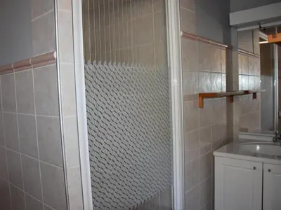 Salle de bains dans l'établissement Chalet spacieux près de la forêt avec parking privé - FR-1-464-176