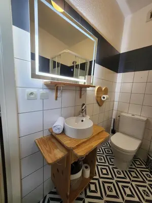 Salle de bains dans l'établissement Auberge La Cascade
