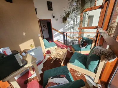 Coin salon dans l'établissement Auberge La Cascade