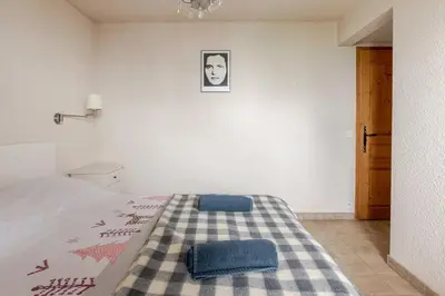 Un ou plusieurs lits dans un hébergement de l'établissement Chalet confortable avec vue sur la montagne à Peisey-Nancroix
