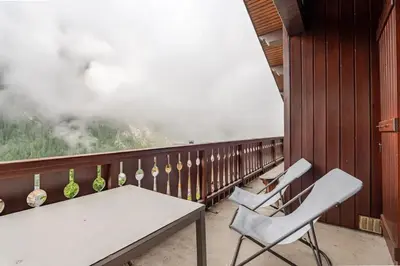 Balcon ou terrasse dans l'établissement Chalet confortable avec vue sur la montagne à Peisey-Nancroix