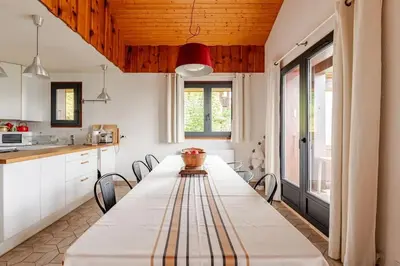 Cuisine ou kitchenette dans l'établissement Chalet confortable avec vue sur la montagne à Peisey-Nancroix