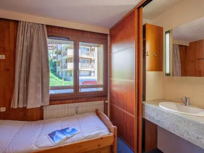 Un ou plusieurs lits dans un hébergement de l'établissement Apartment Les Grandes Balmes I et II - Le Lac-10 by Interhome