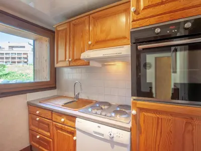 Cuisine ou kitchenette dans l'établissement Apartment Les Grandes Balmes I et II - Le Lac-10 by Interhome