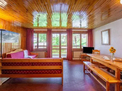 Télévision ou salle de divertissement dans l'établissement Apartment Les Grandes Balmes I et II - Le Lac-10 by Interhome