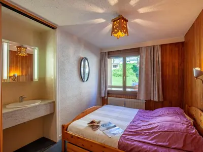 Un ou plusieurs lits dans un hébergement de l'établissement Apartment Les Grandes Balmes I et II - Le Lac-10 by Interhome