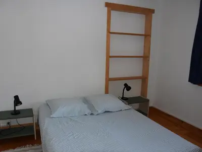 Un ou plusieurs lits dans un hébergement de l'établissement Charmant rez-de-jardin dans chalet avec parking et animaux admis - FR-1-464-170
