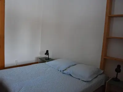 Un ou plusieurs lits dans un hébergement de l'établissement Charmant rez-de-jardin dans chalet avec parking et animaux admis - FR-1-464-170