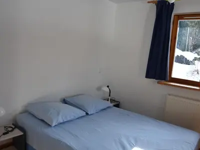 Un ou plusieurs lits dans un hébergement de l'établissement Charmant rez-de-jardin dans chalet avec parking et animaux admis - FR-1-464-170