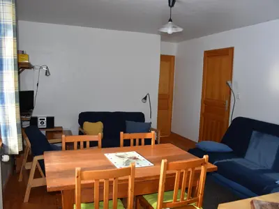 Coin salon dans l'établissement Charmant rez-de-jardin dans chalet avec parking et animaux admis - FR-1-464-170