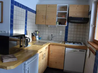 Cuisine ou kitchenette dans l'établissement Charmant rez-de-jardin dans chalet avec parking et animaux admis - FR-1-464-170