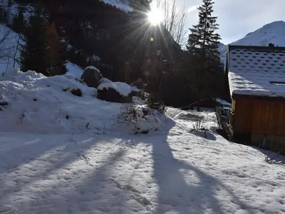 L'établissement Charmant rez-de-jardin dans chalet avec parking et animaux admis - FR-1-464-170 en hiver