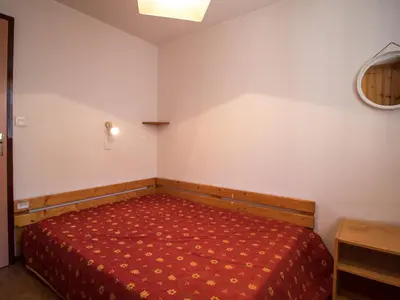 Un ou plusieurs lits dans un hébergement de l'établissement Appartement chaleureux à 300m des pistes, 5 personnes, balcon, draps, parking - FR-1-508-228