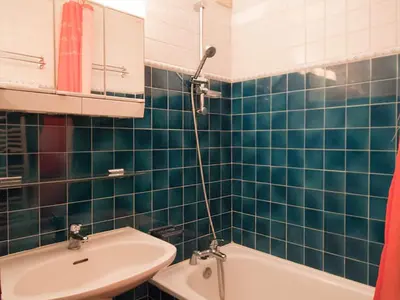 Salle de bains dans l'établissement Appartement chaleureux à 300m des pistes, 5 personnes, balcon, draps, parking - FR-1-508-228