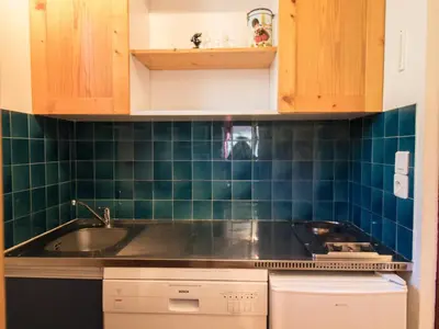 Cuisine ou kitchenette dans l'établissement Appartement chaleureux à 300m des pistes, 5 personnes, balcon, draps, parking - FR-1-508-228