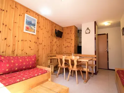 Télévision ou salle de divertissement dans l'établissement Appartement chaleureux à 300m des pistes, 5 personnes, balcon, draps, parking - FR-1-508-228