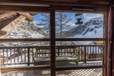 Vue générale sur la montagne ou vue sur la montagne depuis le chalet