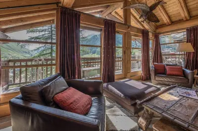 Coin salon dans l'établissement Val d’Isère - Extraordinaire Chalet Montana avec piscine sur la piste Olympique de Belevarde.