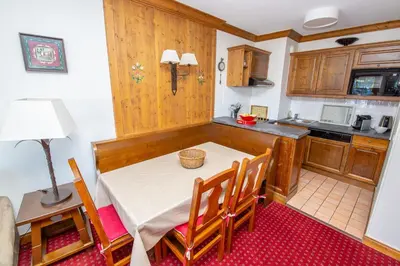 Cuisine ou kitchenette dans l'établissement Appartement au centre du village ARC1950, 2 ou 4 personnes
