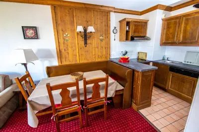Cuisine ou kitchenette dans l'établissement Appartement au centre du village ARC1950, 2 ou 4 personnes