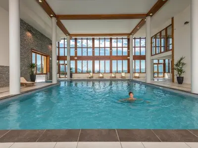 Piscine de l'établissement Superbe 4 pièces moyen pour 6 pers. avec piscine, spa, fitness, parking couvert, ski aux pieds - FR-1-352-68 ou située à proximité