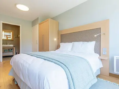 Un ou plusieurs lits dans un hébergement de l'établissement Superbe 4 pièces moyen pour 6 pers. avec piscine, spa, fitness, parking couvert, ski aux pieds - FR-1-352-68