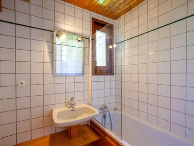Salle de bains dans l'établissement Apartment Le Curling B - Val Claret-40 by Interhome