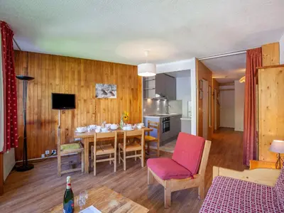 Télévision ou salle de divertissement dans l'établissement Apartment Le Curling B - Val Claret-40 by Interhome