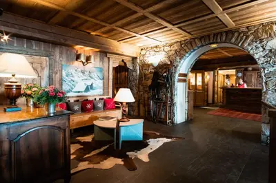 Coin salon dans l'établissement Hôtel LE BLIZZARD