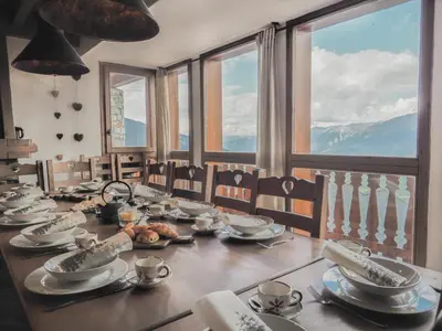 Vue générale sur la montagne ou vue sur la montagne depuis le chalet