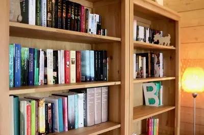 Bibliothèque dans le chalet