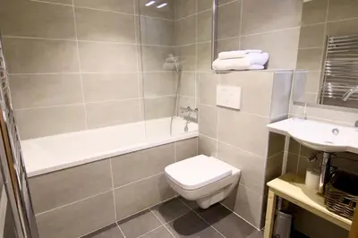 Salle de bains dans l'établissement Le Chalet