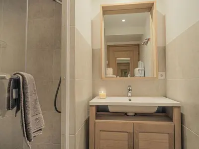 Salle de bains dans l'établissement Les Clarines 1