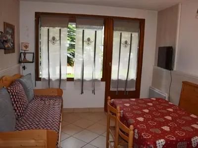 Télévision ou salle de divertissement dans l'établissement Joli 2 pièces avec terrasse et piscine chauffée - FR-1-464-178
