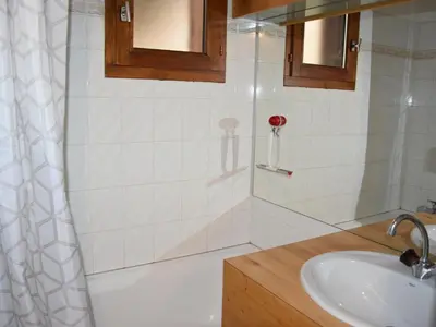Salle de bains dans l'établissement Joli 2 pièces avec terrasse et piscine chauffée - FR-1-464-178
