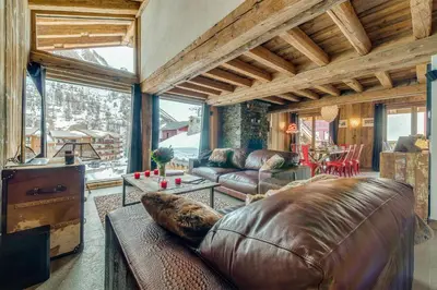Coin salon dans l'établissement Madame Vacances Le Chalet Denali