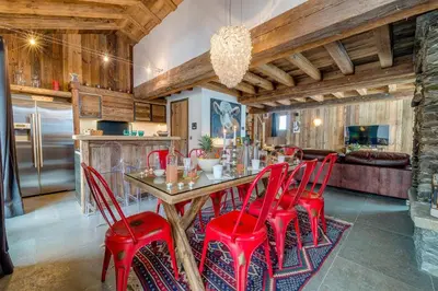 Cuisine ou kitchenette dans l'établissement Madame Vacances Le Chalet Denali