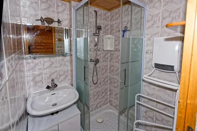 Salle de bains dans l'établissement le burel 5 personnes