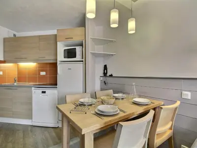 Cuisine ou kitchenette dans l'établissement Appartement cosy 4/5 pers, proche des pistes - FR-1-455-172
