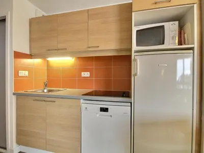 Cuisine ou kitchenette dans l'établissement Appartement cosy 4/5 pers, proche des pistes - FR-1-455-172