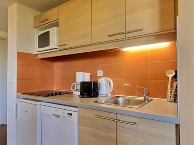 Cuisine ou kitchenette dans l'établissement Appartement spacieux 2 pièces près des pistes, 4 pers. - FR-1-455-175